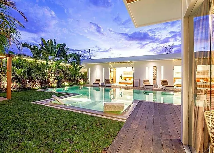 Canggu 400m To Escape 4br Designer ホテル